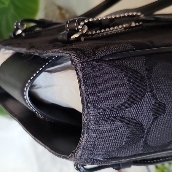 Authentic COACH mini lunch tote. - Picture 10 of 11